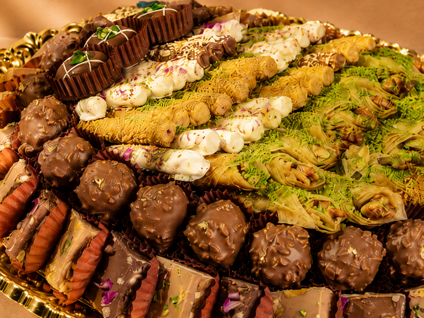 صينية حلويات فاخرة متنوعة