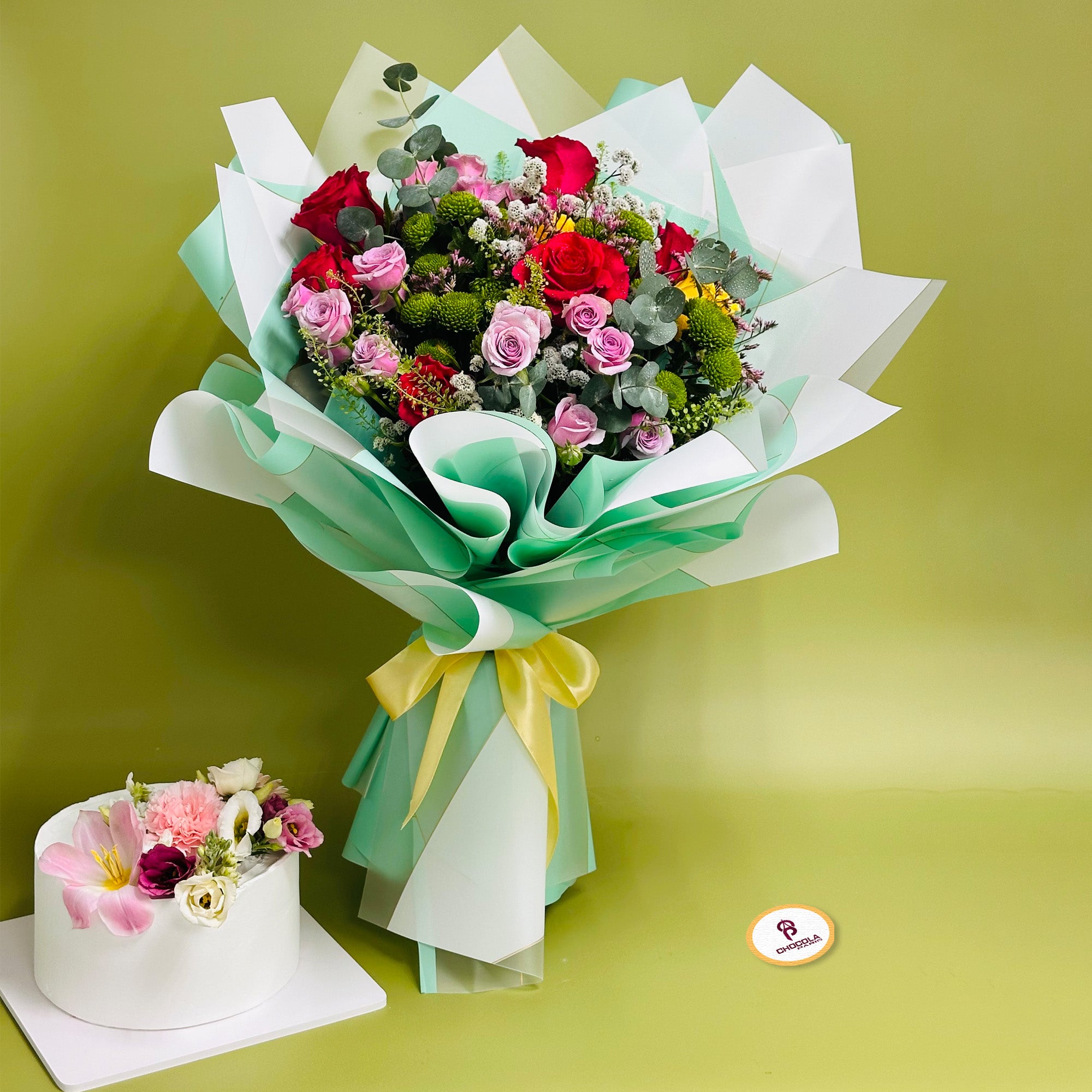 Floral fantasy cake and flower bouquet combo